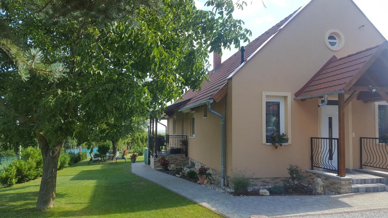 Gyoengyvirag Apartman Keszthely Exteriör bild